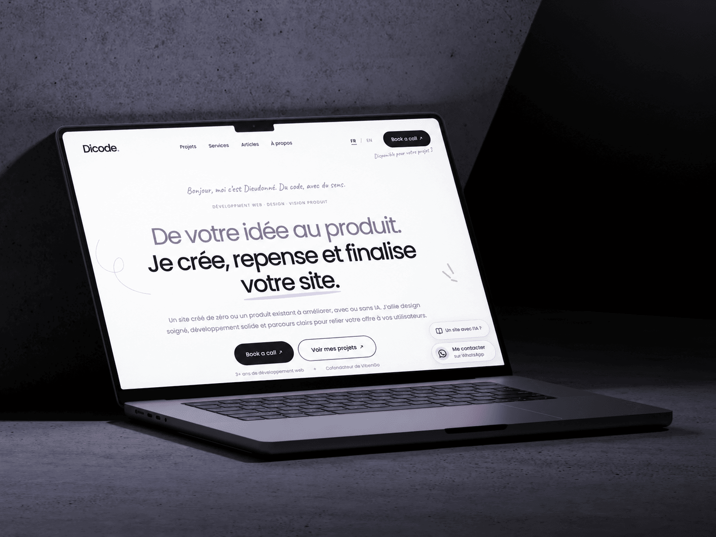 Mockup de présentation du portfolio Dicode affiché sur un MacBook dans un décor sombre